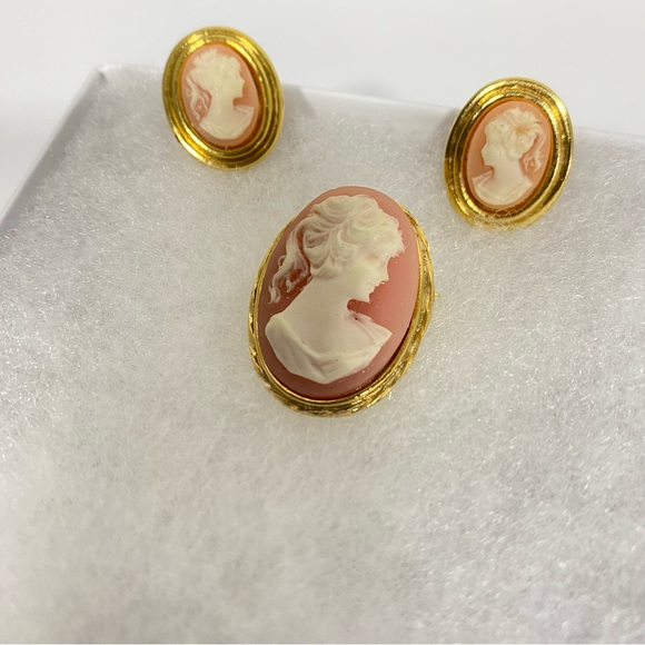 Pink Cameo on Gold Tone Clip On Earrings & Brooch Pin - Picture 2 of 5